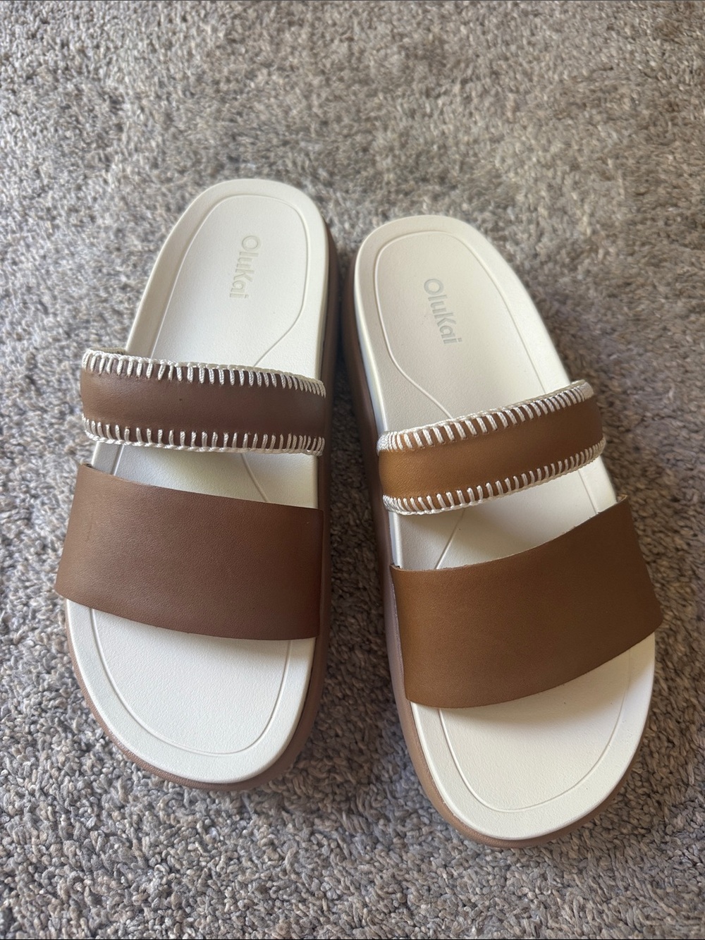 OluKai Pae Slide Sandals in Tan/White Sand women’s size 8 NWOT